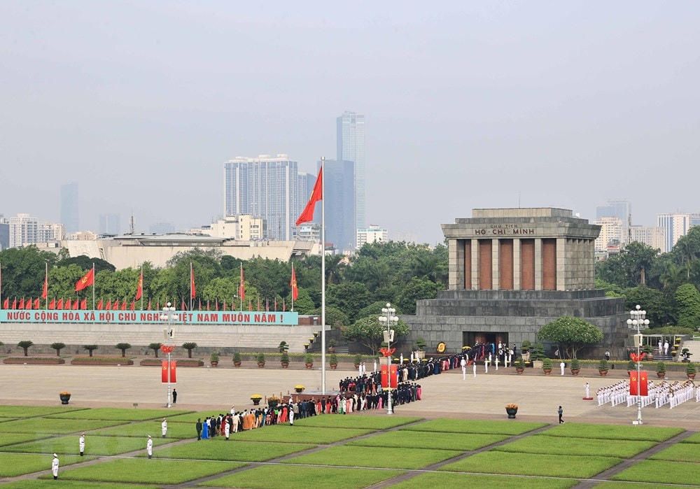 Các đại biểu Quốc hội vào Lăng viếng Chủ tịch Hồ Chí Minh. (Ảnh: Thống Nhất/TTXVN).