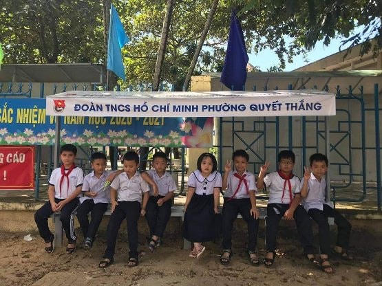 HS Trường Tiểu học Phan Đình Phùng phấn khởi, ngồi đợi ba mẹ đến đón.