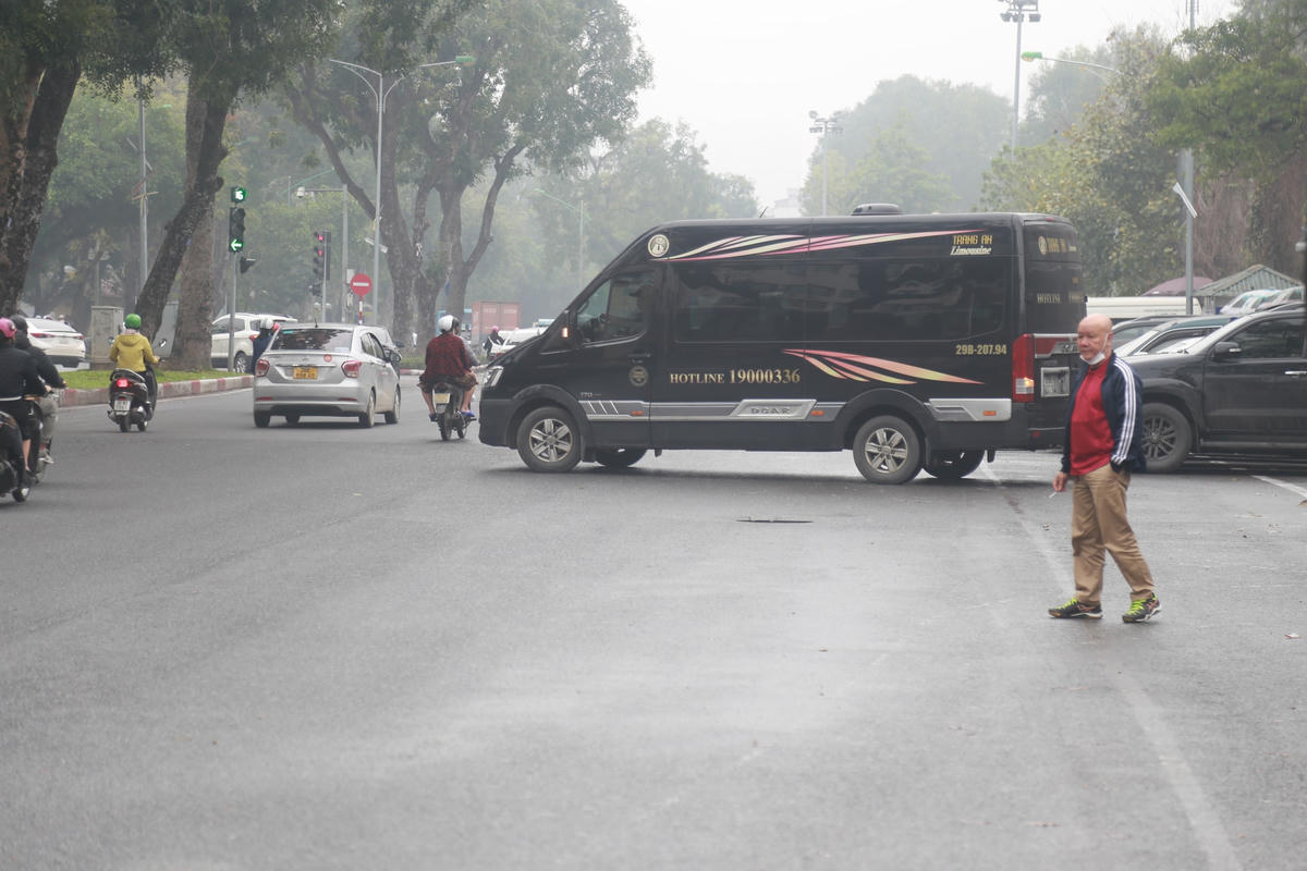 Trước đó, theo ghi nhận của PV, tại khu vực xung quanh cổng Rạp xiếc Trung ương, tình trạng xe Limousine dừng đỗ, đón trả khách diễn ra khá tấp nập. Tuy nhiên, khi lực lượng chức năng xuất hiện các xe lập tức tản mác.