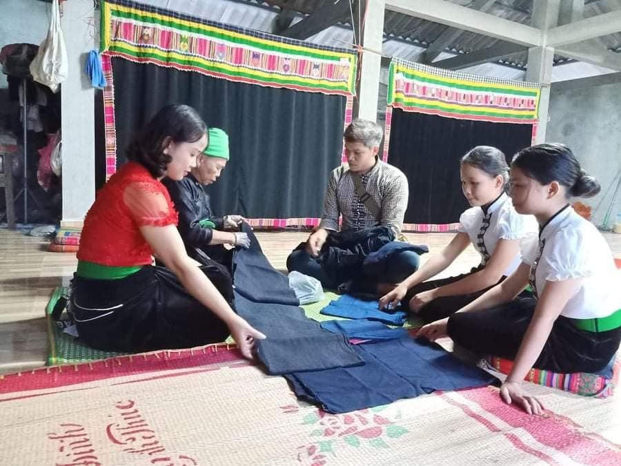 Cô Hiền cùng nhóm học sinh với những tấm vải dệt thủ công, nhuộm màu tự nhiên. Ảnh: Nam Anh.