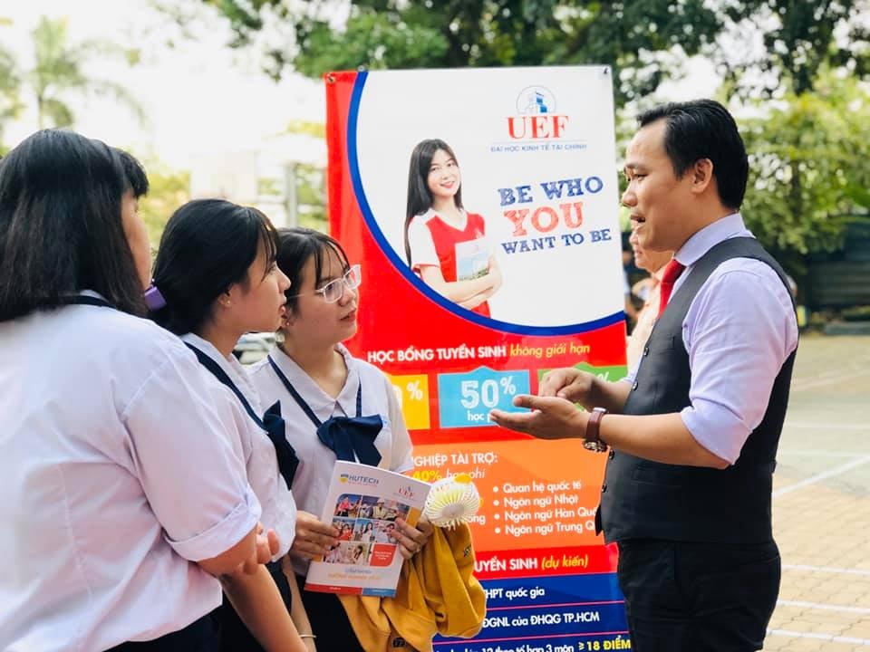 Thạc sĩ Phạm Doãn Nguyên, Giám đốc Trung tâm Tư vấn tuyển sinh, Trường Đại học Kinh tế-Tài chính TP Hồ Chí Minh tư vấn tuyển sinh cho các thí sinh.