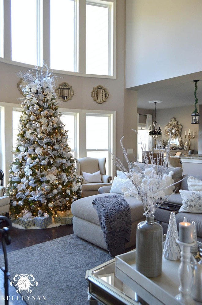 [ẢNH] Trang trí cây thông Noel lộng lẫy trong đêm Giáng sinh