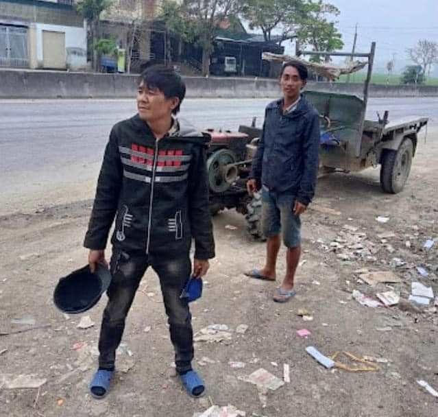 Hình ảnh 2 đối tượng nghi trộm xe công nông tự chế trị giá khoảng 25 triệu đồng.