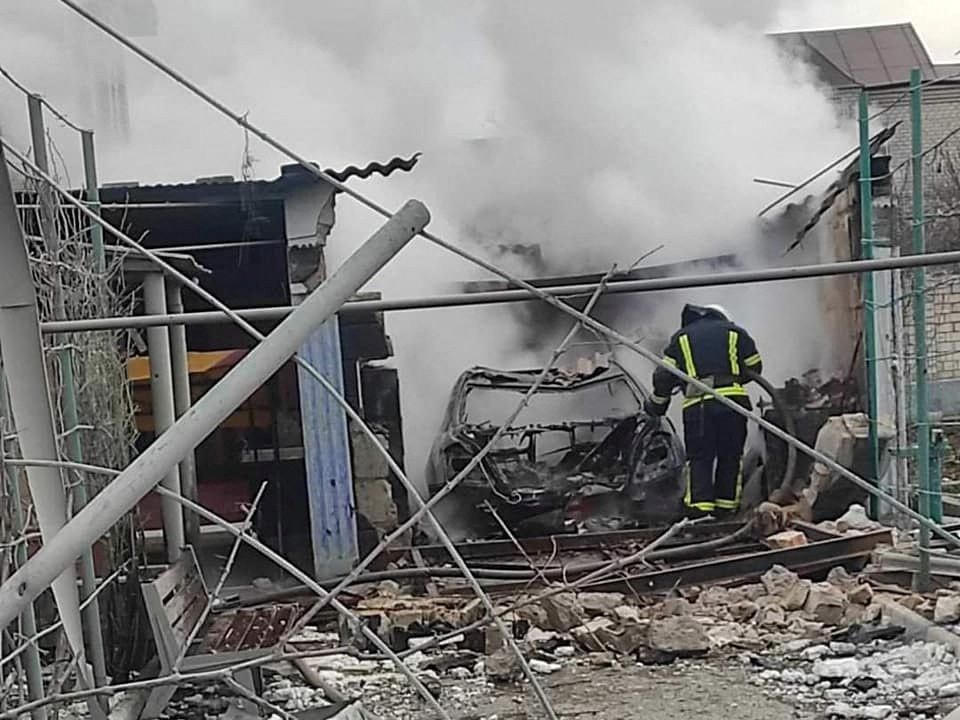 Một lính cứu hộ bên cạnh một tòa nhà bị hư hại ở thành phố Mykolaiv, Ukraine. Ảnh: Reuters.
