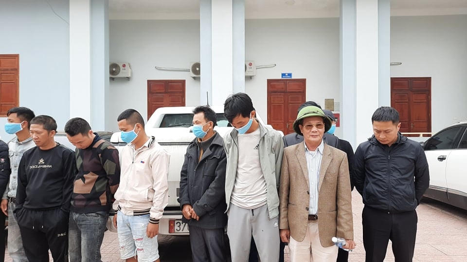 Các dối tượng bị bắt giữ khi đang say sưa đá gà