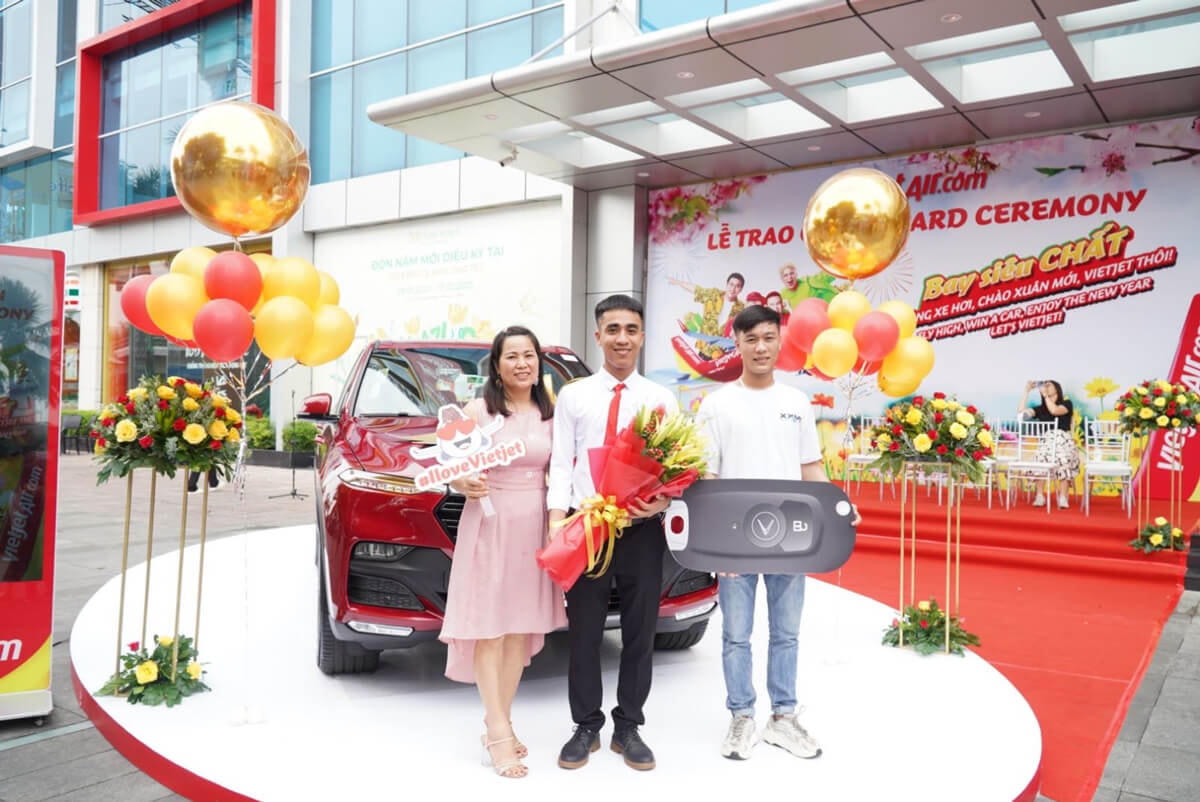 Khách hàng của Vietjet nhận xe hơi trị giá 1,5 tỷ đồng