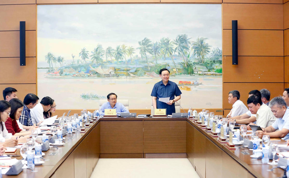 Quang cảnh buổi làm việc