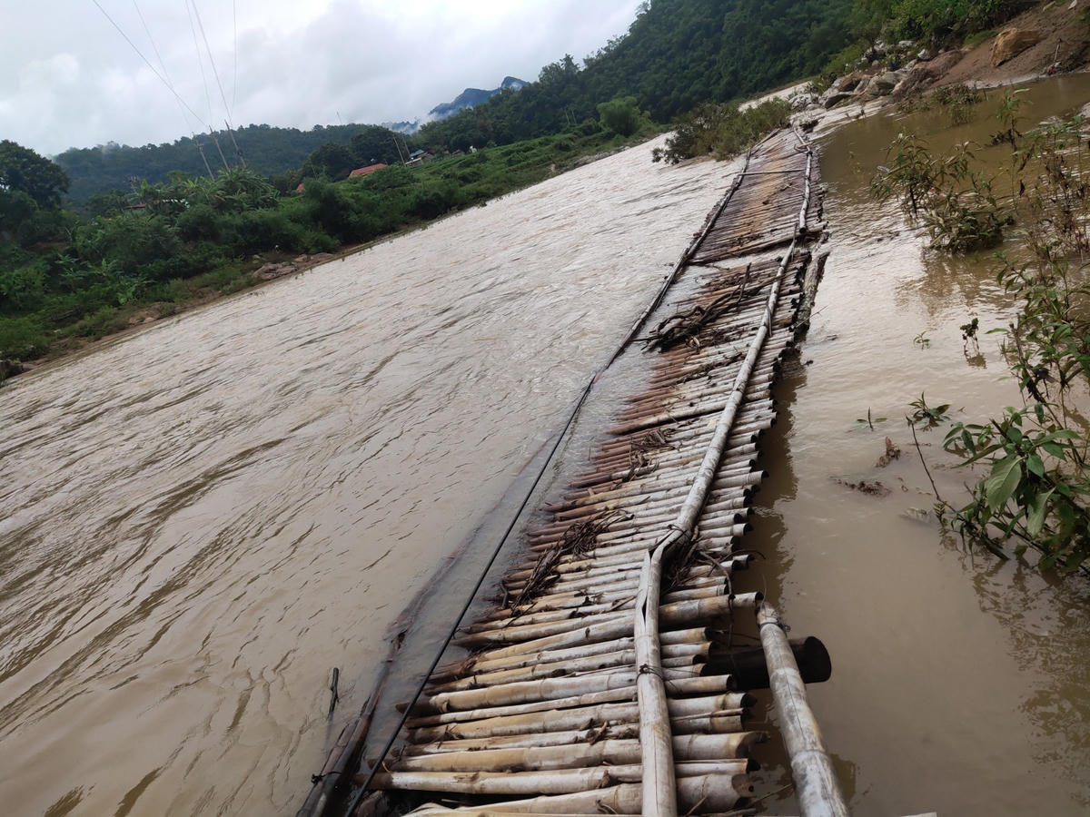 Cây cầu tạm này bị lũ cuốn trôi vào trưa 2/8 khiến nhiều hộ dân bản Lầm bị cô lập.