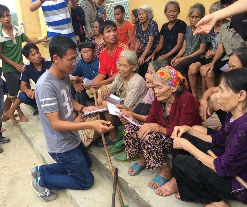 Nhà báo Nguyễn Đình Sơn trong một chuyến đến với bà con.