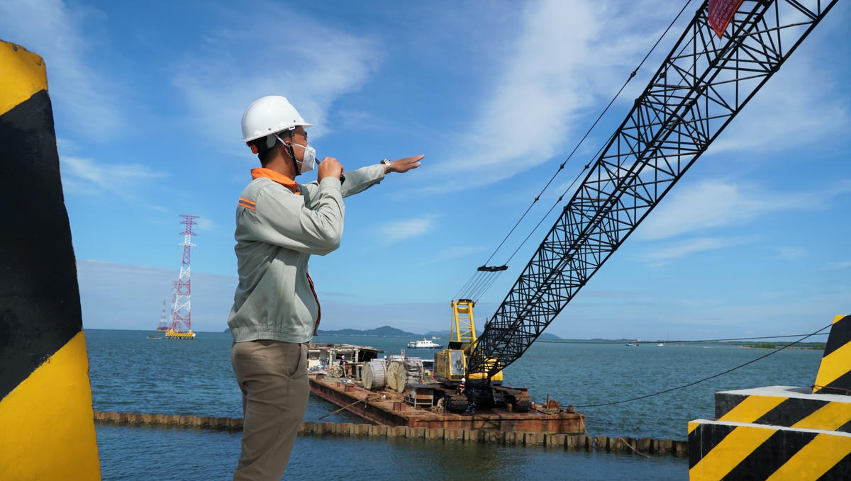 Chỉ huy và theo dõi sát xao các phần việc đảm bảo an toàn nhất.