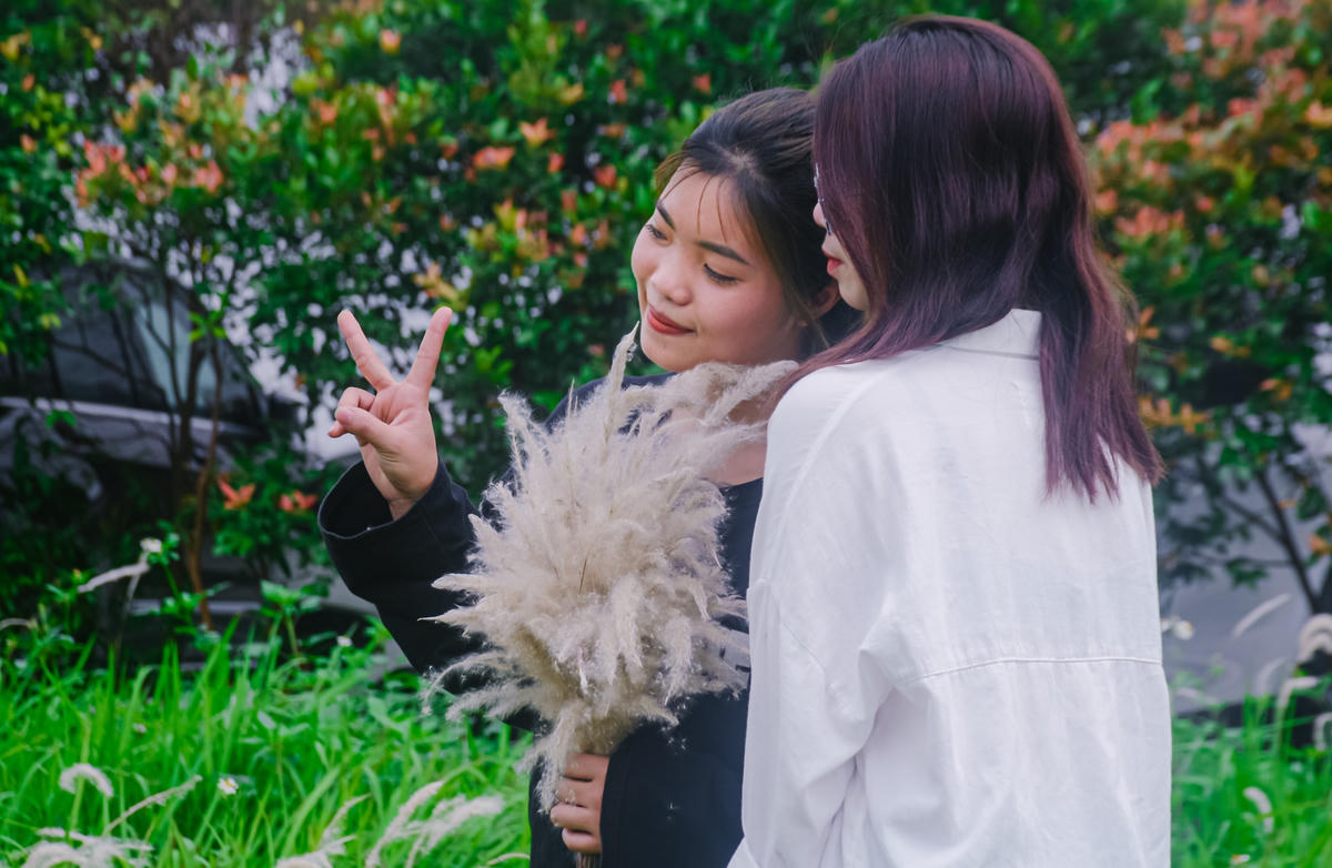 Nhiều bạn trẻ chọn tới đây chụp ảnh vì muốn lưu giữ lại khoảnh khắc đẹp bởi sự nhẹ nhàng, tinh khôi của cánh đồng cỏ lau trắng này.