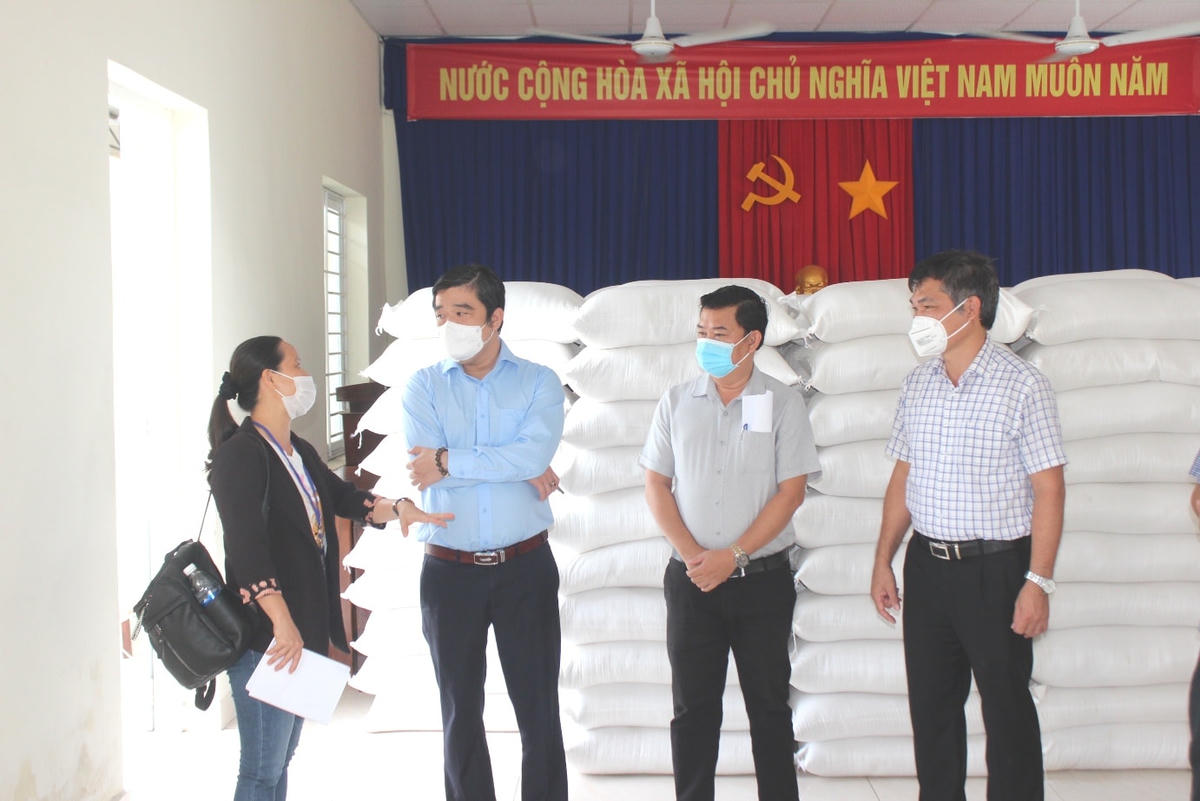 Sở LĐ-TB&XH tỉnh Khánh Hòa kiểm tra tình hình tiếp nhân gạo tại TP Nha Trang.  