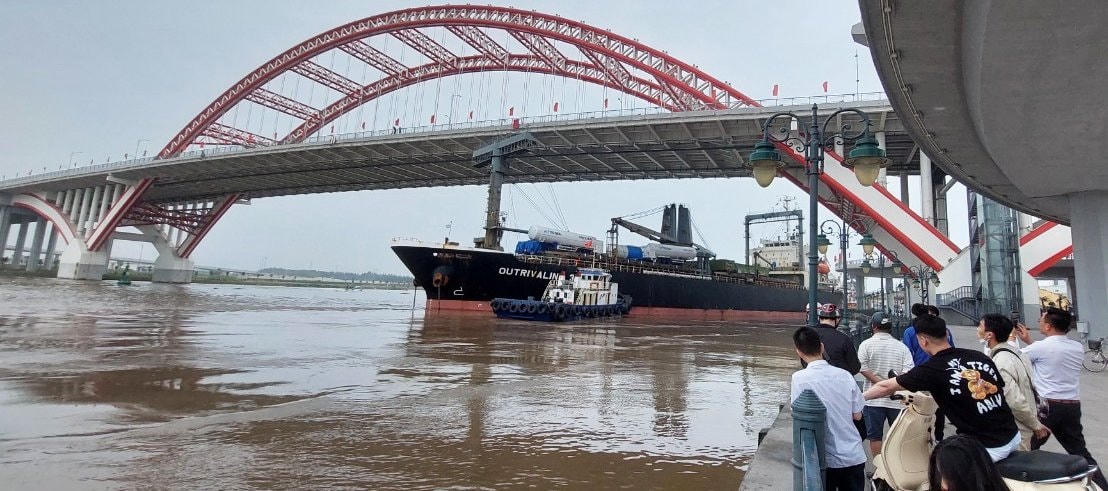 Tàu lai dắt được đưa đến để neo, giữ, cứu hộ tàu biển ra khỏi gầm cầu Hoàng Văn Thụ.