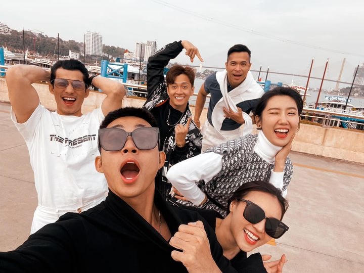 Phi đội Running Man: Jun Phạm, Ninh Dương Lan Ngọc, Thúy Ngân, Trương Thế Vinh, Ngô Kiến Huy và Liên Bỉnh Phát tiếp tục tạo dáng lầy lội dù thoát games.