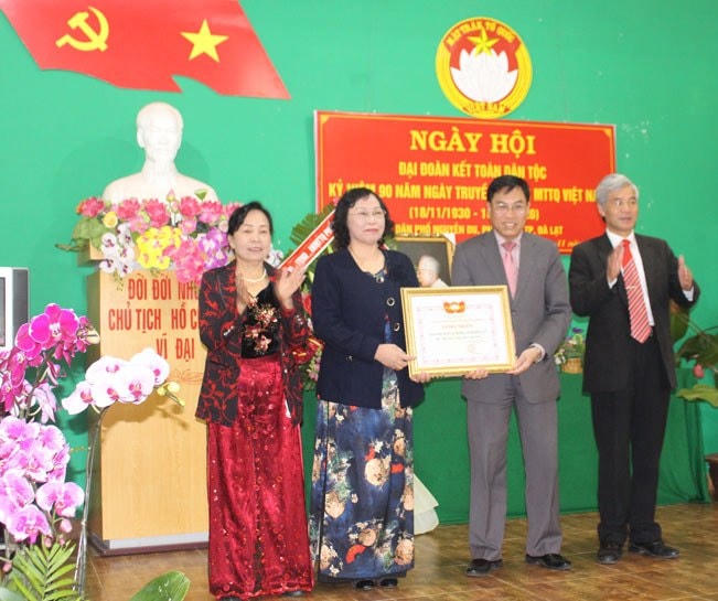 Ông Võ Ngọc Hiệp, Chủ tịch Ủy ban MTTQ tỉnh Lâm Đồng trao bằng công nhận Khu dân cư kiểu mẫu năm 2020 cho tổ dân phố Nguyễn Du, Phường 9,TP Đà Lạt.