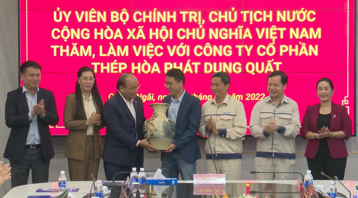 Chủ tịch nước Nguyễn Xuân Phúc tặng quà cho Công ty CP thép Hòa Phát Dung Quất.