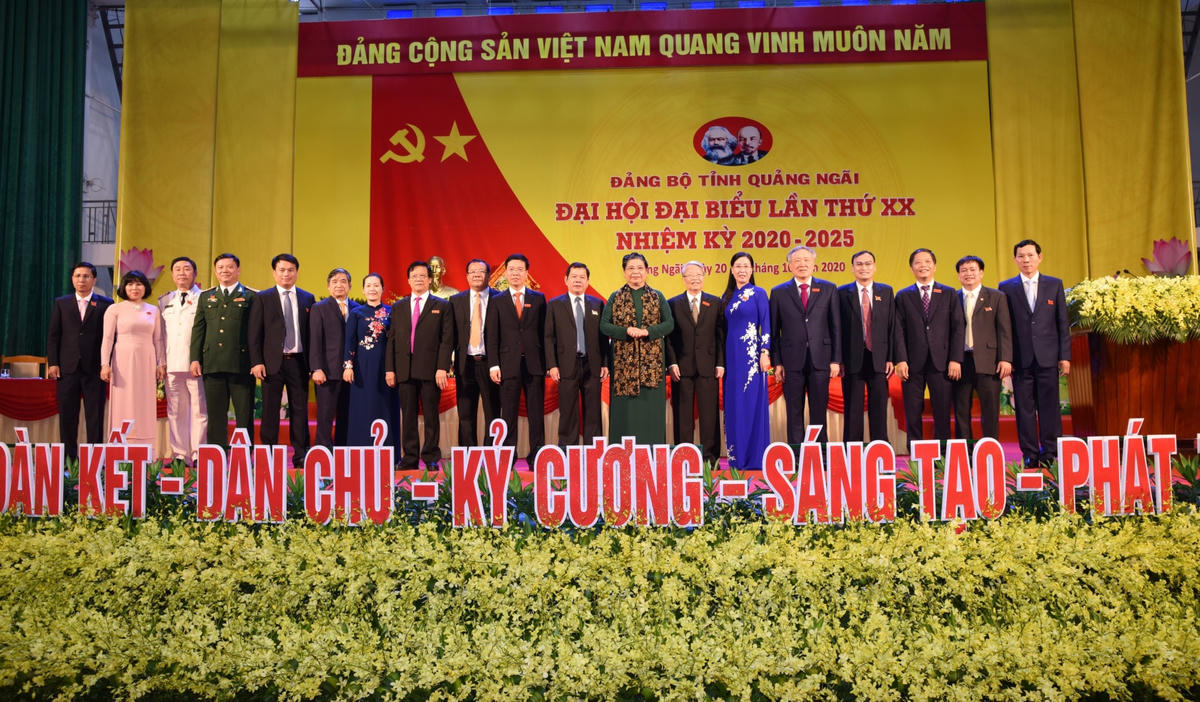 Bà Tòng Thị Phóng với các đại biểu dự Đại hội.