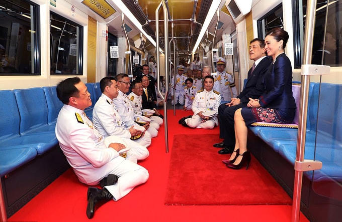 Chỉ một số ít quần thần cấp cao được ngồi gần nhà vua trên thảm, những người khác phải quỳ từ xa trên sàn tàu.