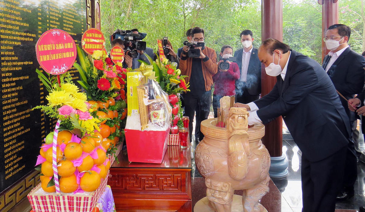Chủ tịch nước dâng hương tại Nhà bia ghi danh liệt sĩ thôn Hương Quế Nam.