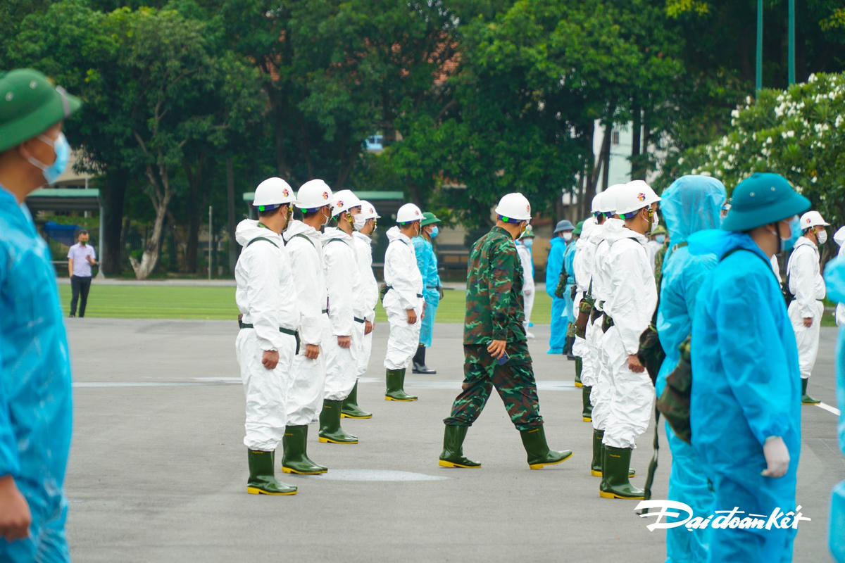 Lực lượng phun xịt tiêu độc khử khuẩn đến từ nhiều đơn vị khác nhau.