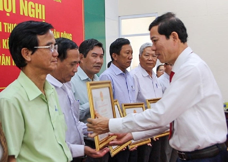 Các cá nhân, tập thể có thành tích xuất sắc được trao tặng Bằng khen.