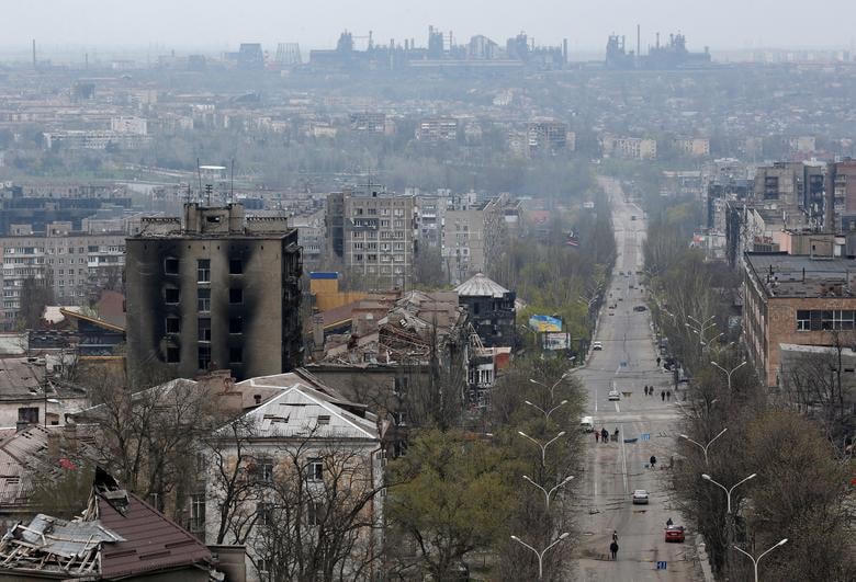 Nhà máy thép Azovstal nhìn từ cảng phía Nam Mariupol. Ảnh: Reuters.