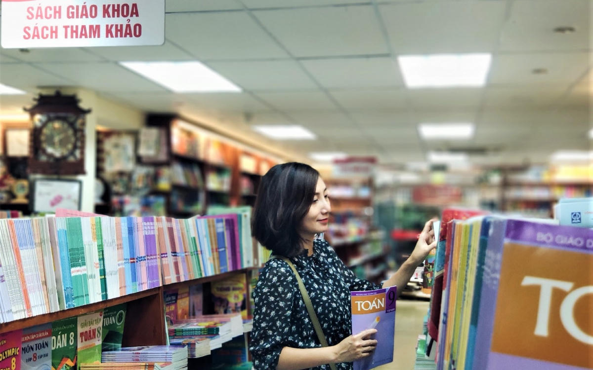 Phụ huynh mua SGK cho con tại vùng không giãn cách (ảnh minh họa)