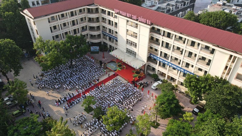 Lễ khai giảng tại trường THPT Phan Huy Chú – Đống Đa, Hà Nội.