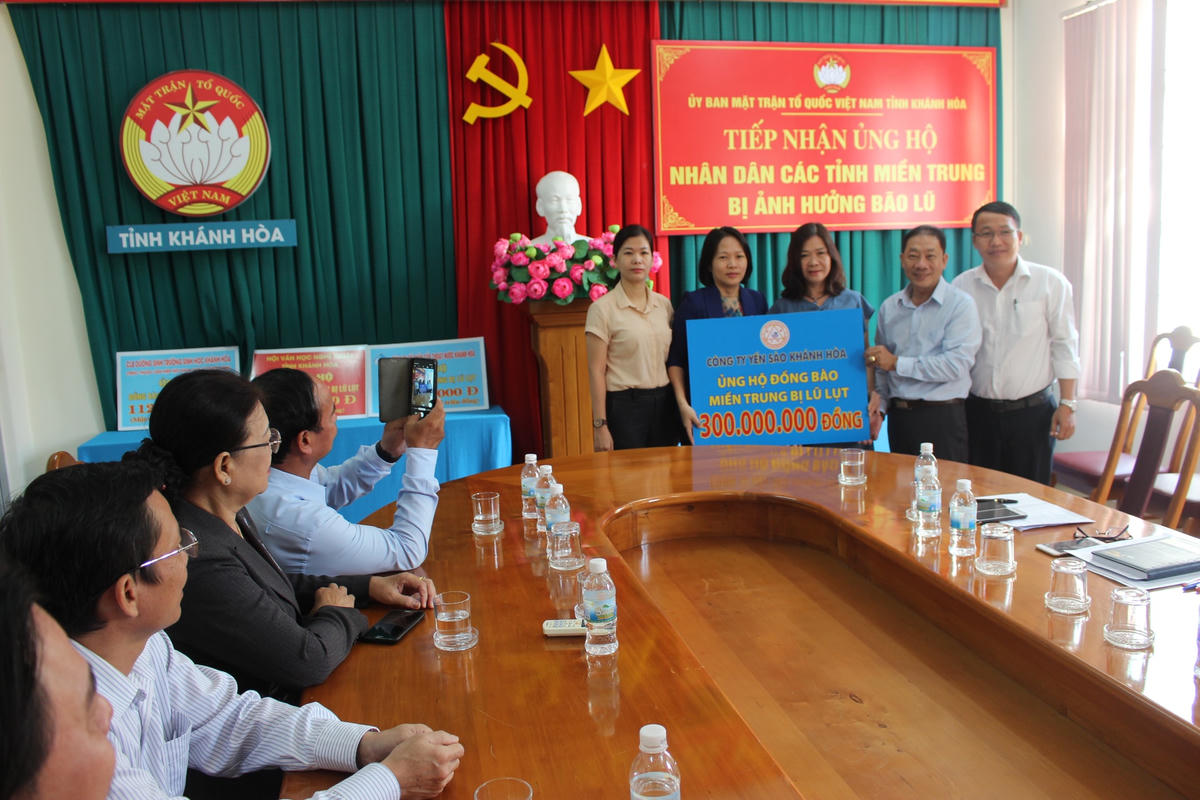 Công ty Yến Sào Khánh Hòa ủng hộ 300 triệu đồng.