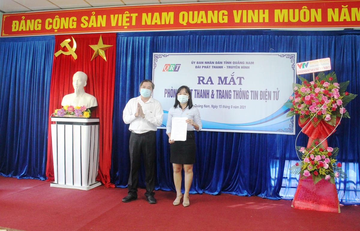 Ông Mai Văn Tư trao Quyết định thành Phòng PT&TT điện tử.
