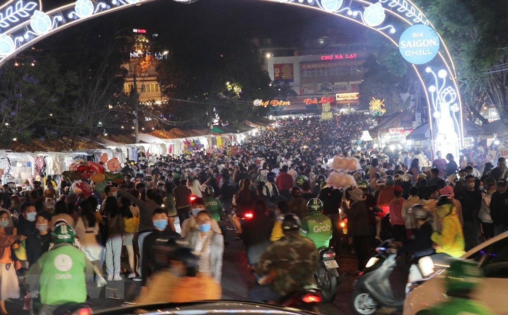 Người dân đổ dồn về khu vực chợ Đêm Đà Lạt và các tuyến đường cầu Ông Đạo, Nguyễn Chí Thanh, Nguyễn Văn Cừ, Bùi Thị Xuân. Ảnh: Đặng Tuấn/TTXVN.
