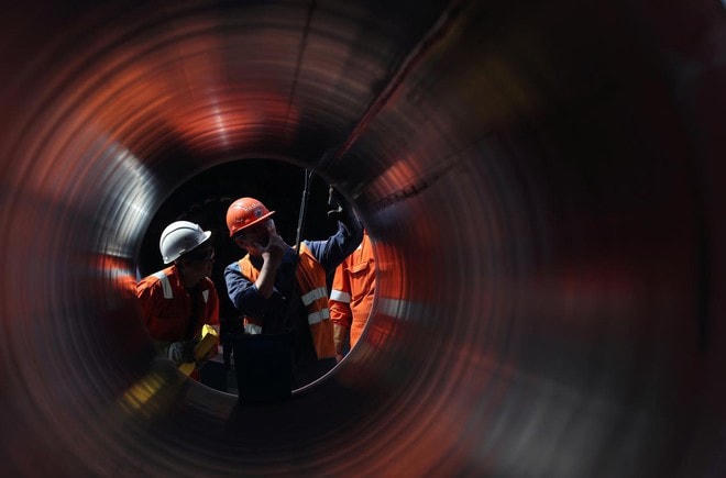 Công nhân lắp đặt đường ống dẫn khí đốt Nord Stream 2. Ảnh: Reuters.