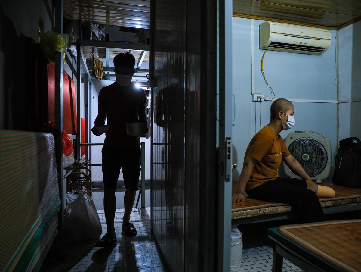 Căn phòng trọ chưa đầy 10m2 là nơi tá túc của hai bố con trong những ngày điều trị tại bệnh viện K - Tân Triều.