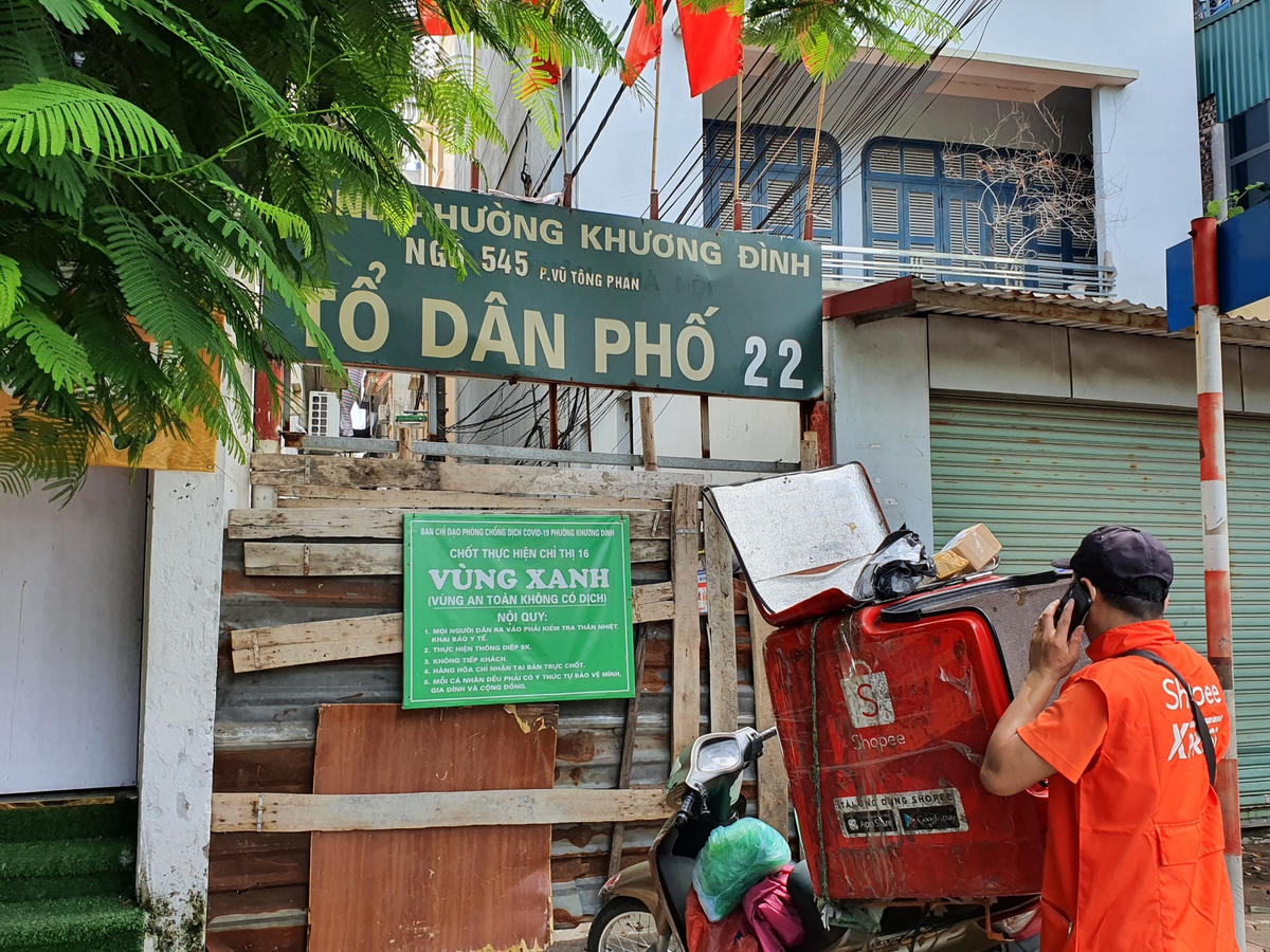 Hà Nội: Nhiều tuyến phố thành ngõ cụt, siết chặt việc đi đường của người dân