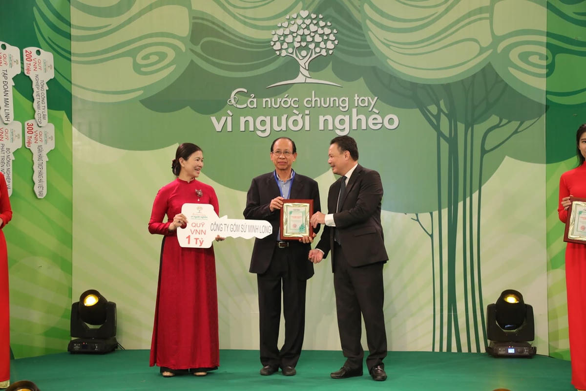 Phó Chủ tịch Trương Thị Ngọc Ánh tiếp nhận ủng hộ từ Công ty gốm sứ Minh Long.