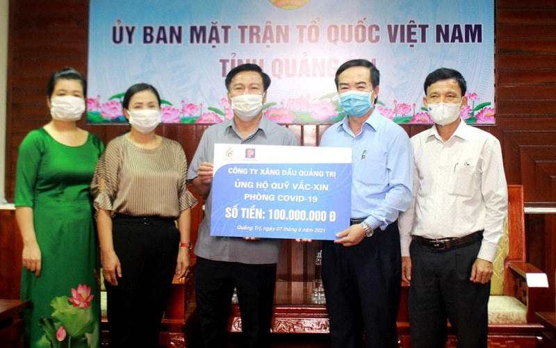 Ông Đào Mạnh Hùng (người thứ ba từ phải qua) tiếp nhận ủng hộ phòng, chống dịch Covid-19.