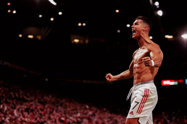 Ronaldo cởi áo ăn mừng sau bàn thắng ở phút 90+5.
