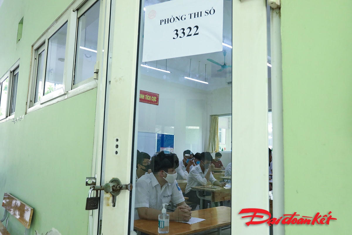 Mỗi phòng thi đều được dán số phòng ở ngoài cửa.