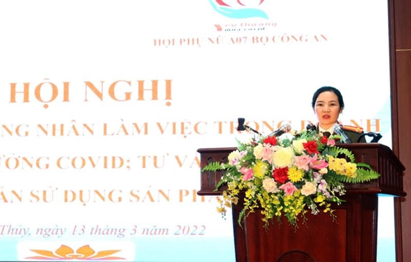 Trung tá Lưu Thị Ngọc Thủy phát biểu tại buổi trao quà tại huyện Giao Thủy.