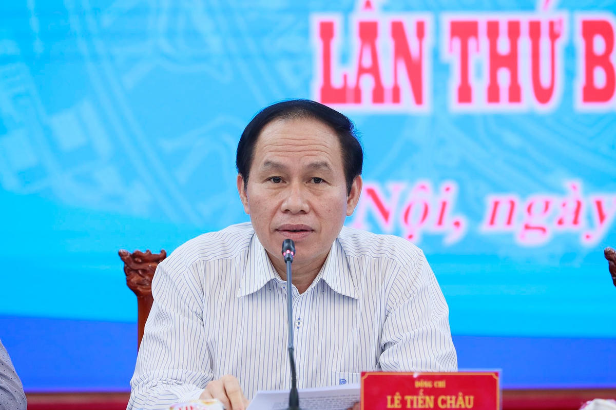 Phó Chủ tịch - Tổng Thư ký UBTƯ MTTQ Việt Nam Lê Tiến Châu phát biểu tại cuộc họp.