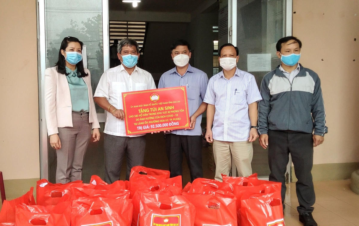 Ông Hồ Văn Điềm, Chủ tịch Ủy ban MTTQ Việt Nam tỉnh Gia Lai trao tặng quà cho các hộ dân làng Ốp (phường Hoa Lư). 