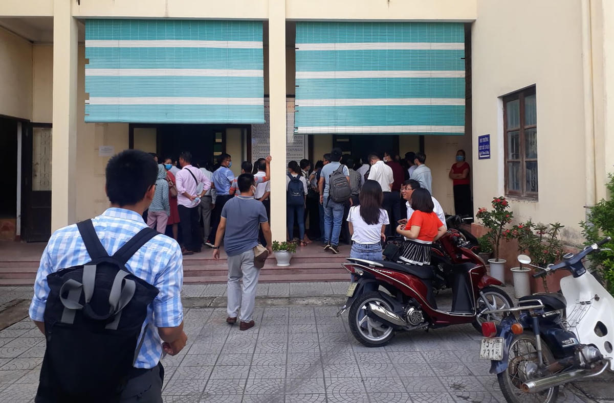 Rất đông người dân đến theo dõi phiên tòa.