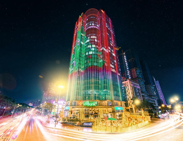 Hình ảnh cả tòa nhà biến thành 1 cây thông Noel khổng lồ nhờ công nghệ đèn led hiện đại.