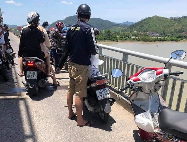 Vụ việc khiến nhiều người hiếu kỳ đứng lại xem.