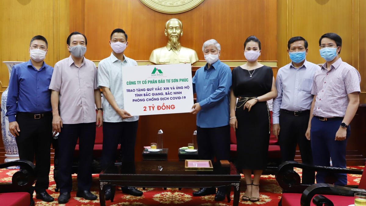 Chủ tịch UBTƯ MTTQ Việt Nam Đỗ Văn Chiến tiếp nhận số tiền ủng hộ 2 tỷ đồng từ Công ty Cổ phần đầu tư Sơn Phúc.