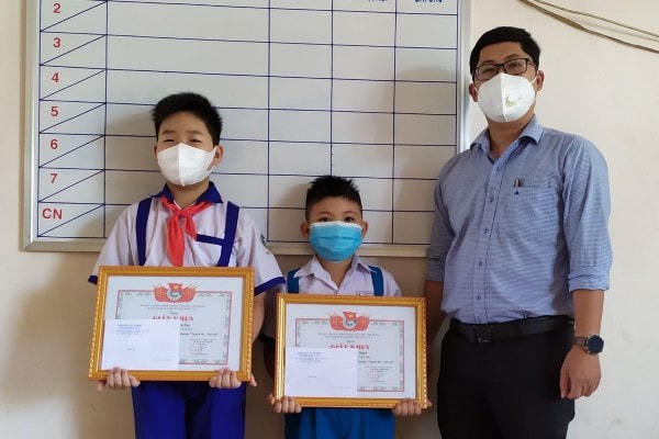Bí thư Huyện đoàn Phù Cát Lê Tấn Vinh trao tặng giấy khen cho hai em “Người tốt - việc tốt”.