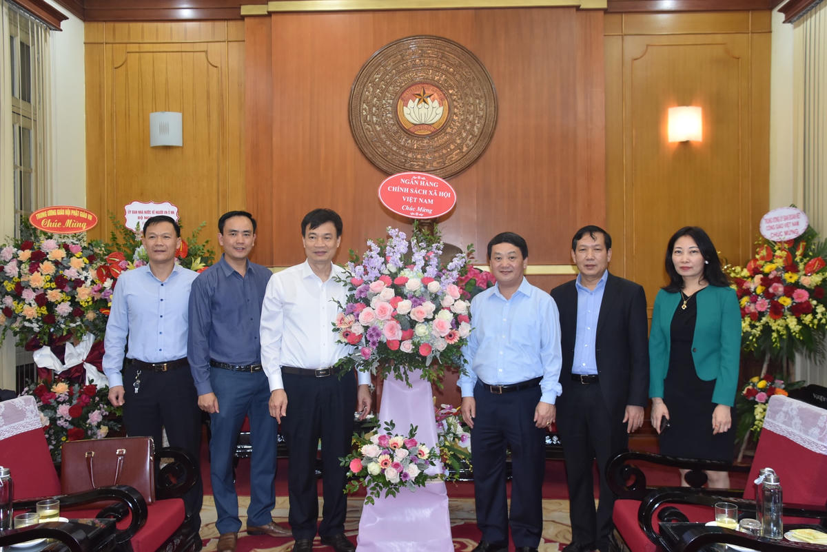 Phó Chủ tịch – Tổng Thư ký Hầu A Lềnh đón nhận lẵng hoa chúc mừng từ Ngân hàng Chính sách xã hội.