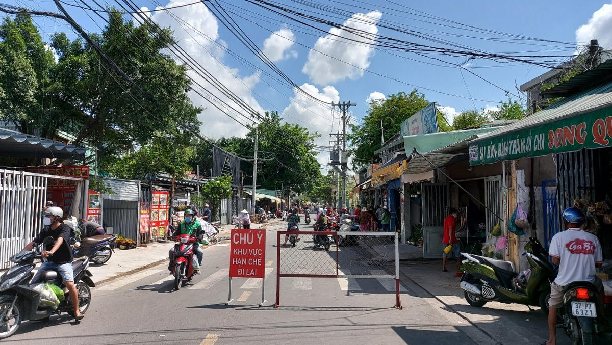 Một chốt kiểm dịch ở đường ĐHT 02, Quận 12. Ảnh: Trung Lĩnh.