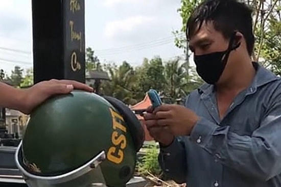 Tài xế xe vi phạm gọi điện 