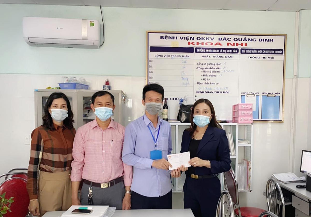 Đại diện lãnh đạo Ủy ban MTTQ Việt Nam thị xã Ba Đồn thăm và hỗ trợ cháu bé.